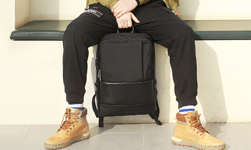 商務休閑雙肩背包定制——恩典皮具背包案例 商務休閑雙肩背包定制——恩典皮具背包案例